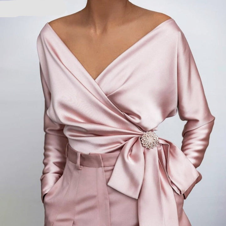 Blouse féminine et intemporelle, ce haut élégant offre confort et style pour toutes occasions.
