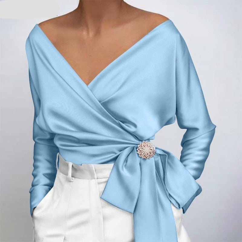 Chemisier élégant pour femmes, idéal pour un look chic et décontracté ou une tenue de bureau sophistiquée.