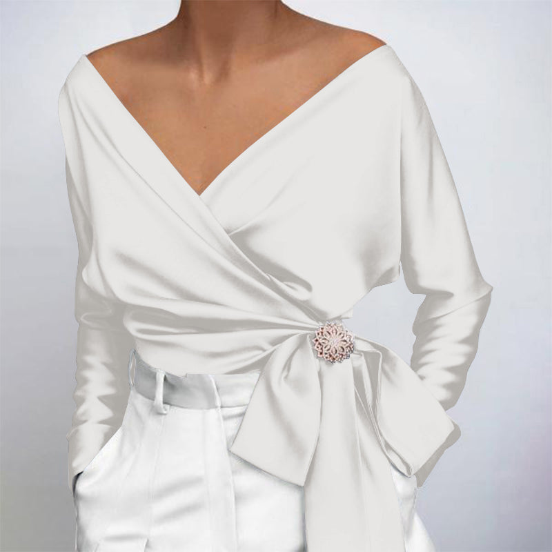Haut femme luxueux, ce chemisier élégant est un vêtement confortable et polyvalent pour la mode automne.