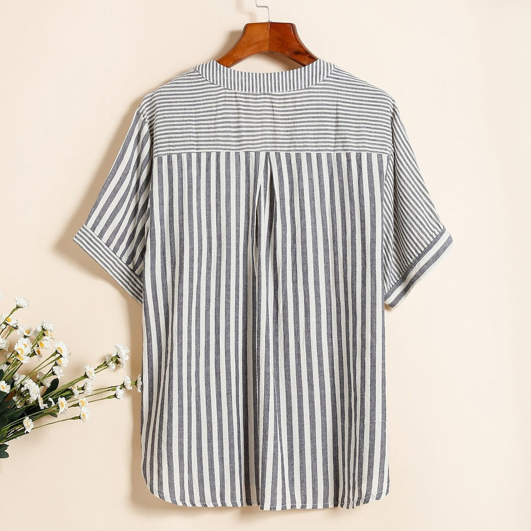 Blouse femme fluide à rayures, col V tendance, style décontracté chic pour confort estival.