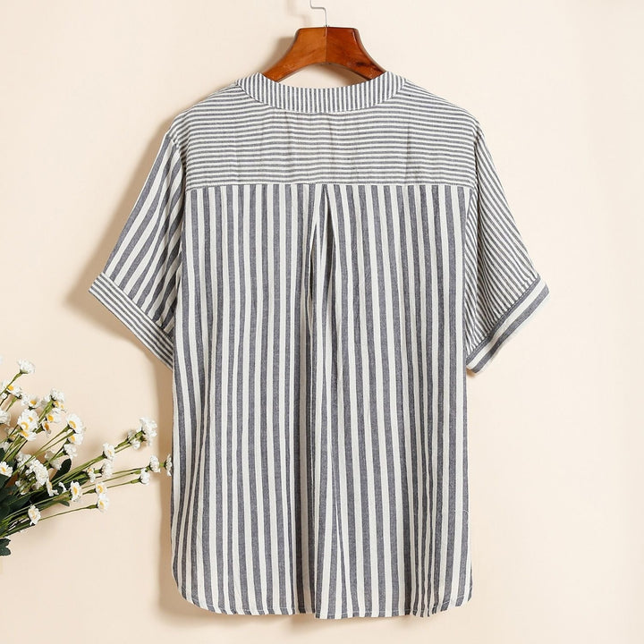 Blouse femme fluide à rayures, col V tendance, style décontracté chic pour confort estival.