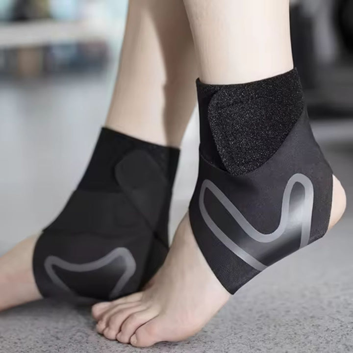 "Chevillère de maintien grise pour entorse, tendinite et arthrite, offrant confort et stabilité sous les vêtements."