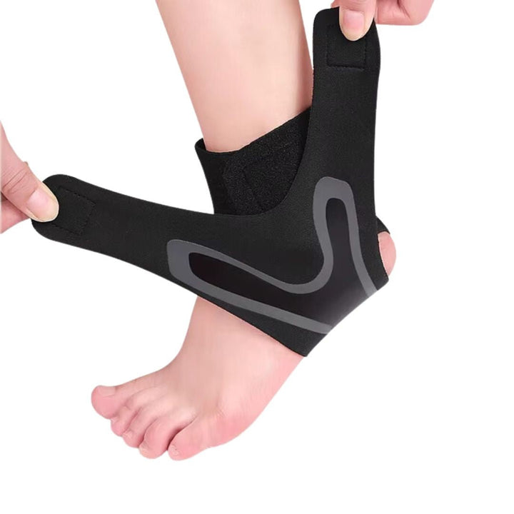 "Chevillère de maintien grise pour entorse, tendinite et arthrite, offrant confort et stabilité sous les vêtements."