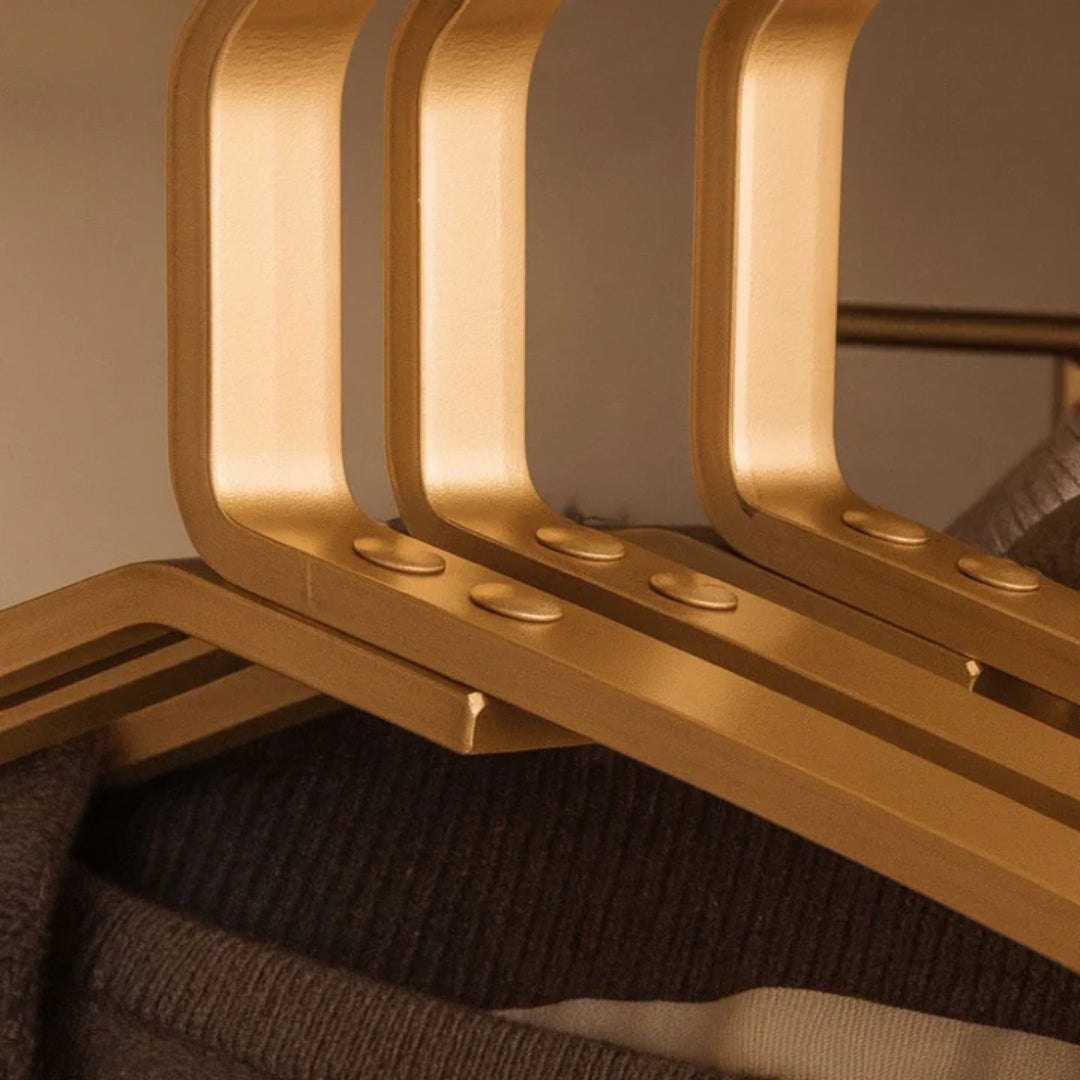 Cintres robustes en aluminium pour une organisation efficace et durable de votre dressing maison.