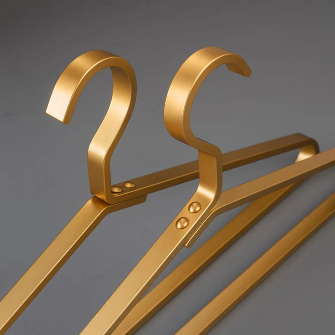 Rangement maison élégant: cintres en aluminium slimline pour un dressing impeccablement rangé.