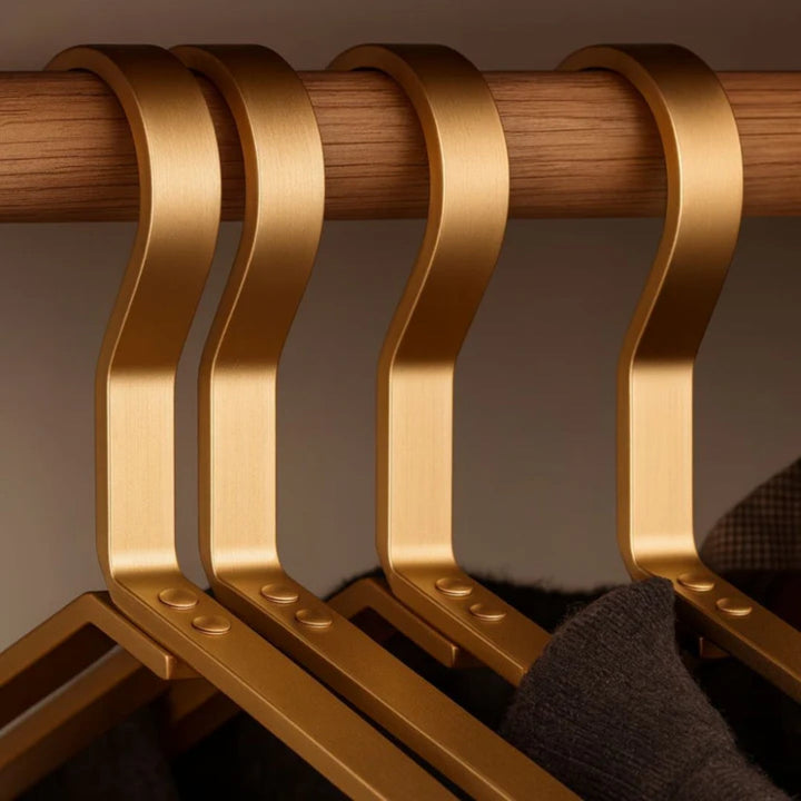 Lot de cintres en aluminium, solution de rangement durable et chic pour votre penderie organisée.