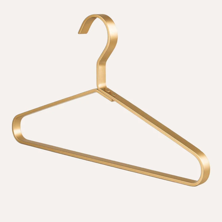 Cintres légers et durables en aluminium pour une organisation optimale de vos vêtements.