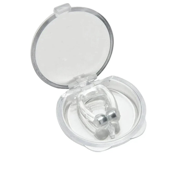Clip Nez Anti-Ronflement en silicone hypoallergénique, compact et réutilisable, couleur transparente, vue de côté.