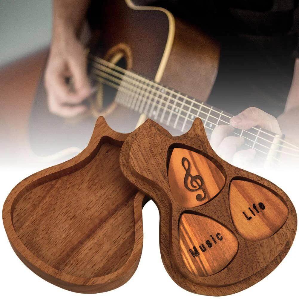 Coffret cadeau médiators guitare en bois gravés.  Accessoires guitare, design élégant.