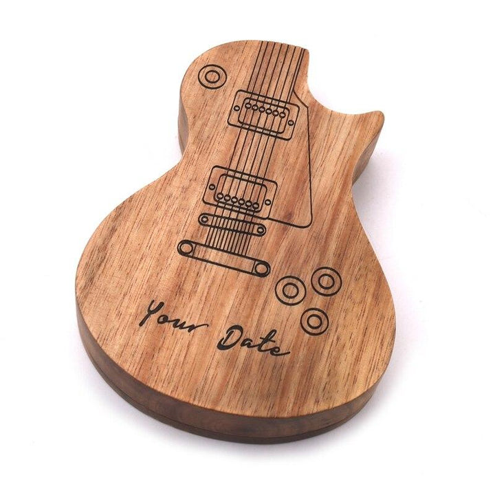 Coffret cadeau médiators guitare en bois gravés.  Accessoires guitare, design élégant.