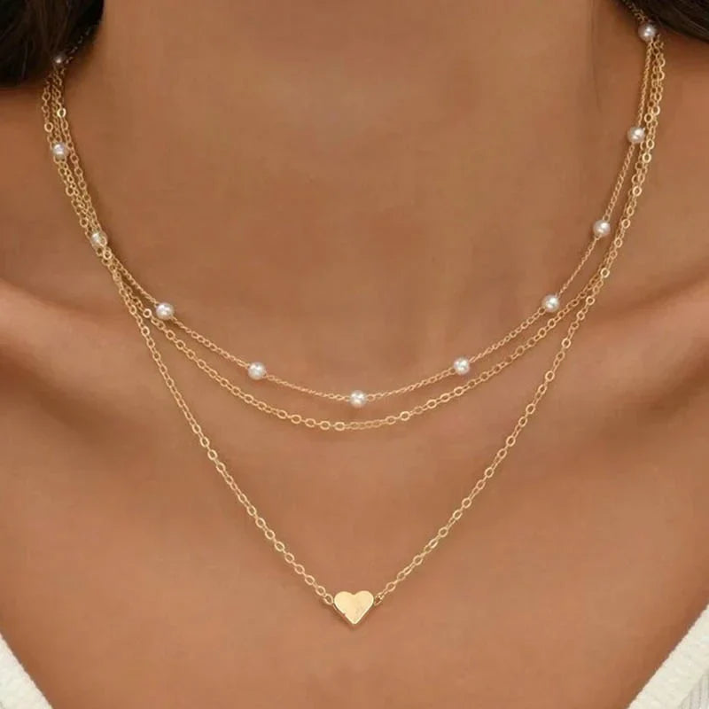 Collier femme superposé 3 couches or, pendentif cœur délicat. Bijou élégant chaîne fine.