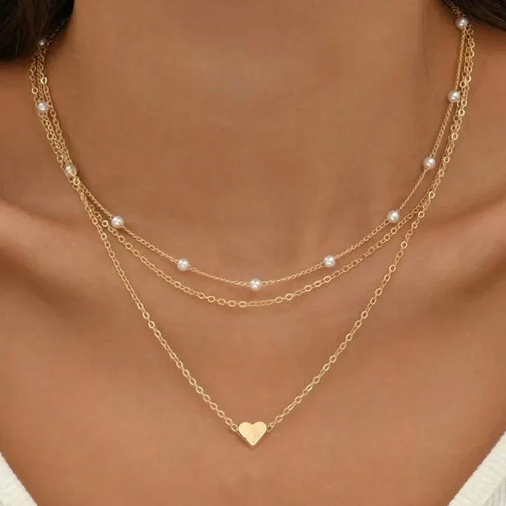 Collier femme superposé 3 couches or, pendentif cœur délicat. Bijou élégant chaîne fine.