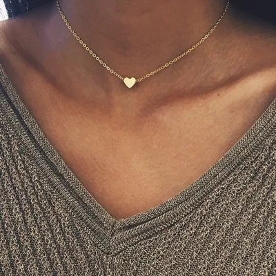 Collier doré femme, 3 couches superposées, pendentif cœur brillant. Chaînes fines et élégantes.
