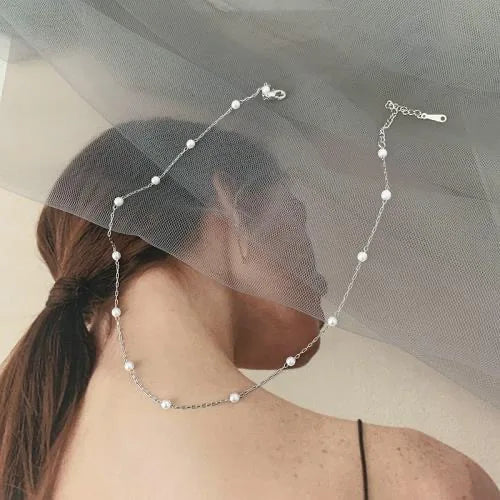 Collier argenté femme, 3 chaînes superposées, pendentif croix minimaliste. Bijou fin.