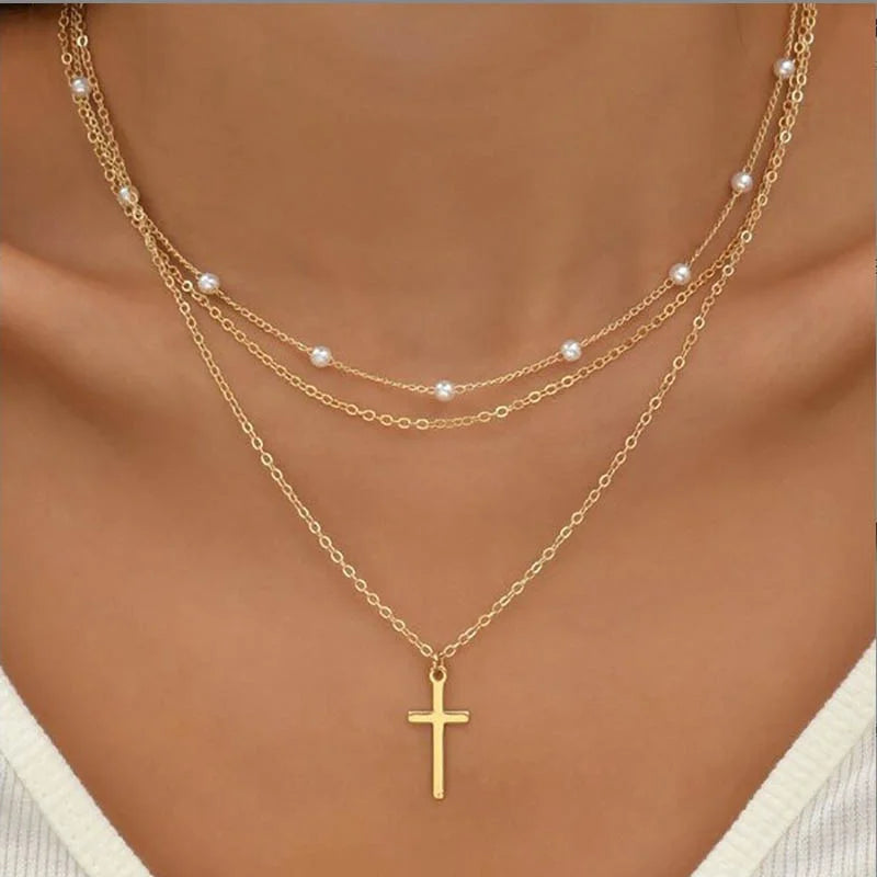 Collier femme 3 couches or, pendentif croix élégant. Superposition mode, chaîne fine.