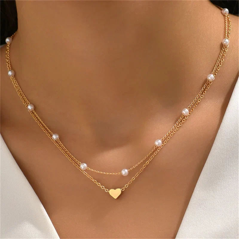 Collier superposition 3 chaînes or femme, avec pendentif cœur. Style moderne et raffiné.