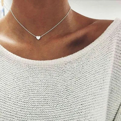 Collier chaîne 3 rangs or, avec pendentif croix. Accessoire mode féminin et discret.
