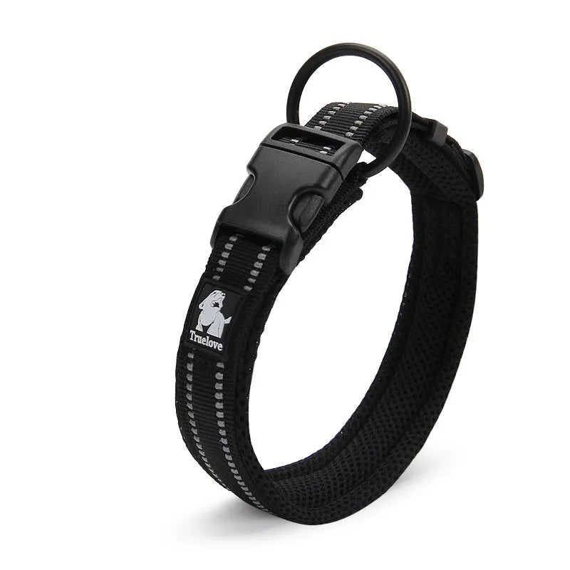 Collier réfléchissant pour chien avec bandes lumineuses, réglable, tissu respirant, idéal pour promenades nocturnes.