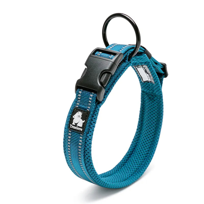 Collier réfléchissant pour chien avec bandes lumineuses, réglable, tissu respirant, idéal pour promenades nocturnes.