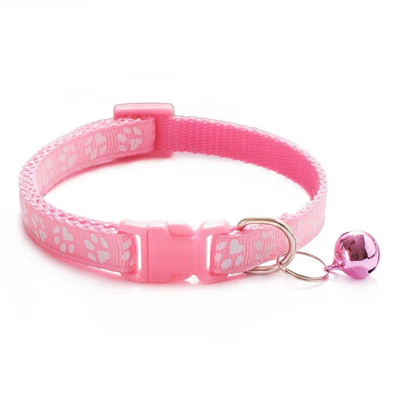 "Collier réglable pour chat avec clochette, motif de patte, boucle sécurisée, couleur vive, pour sécurité et élégance."