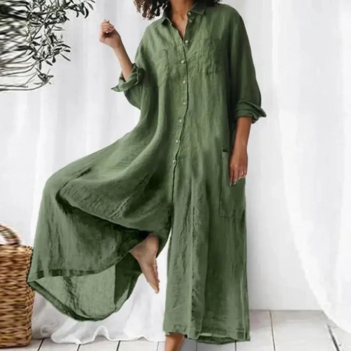 Combinaison ample boutonnée femme, jambes larges. Idéale pour un look décontracté chic et confortable printemps-été.