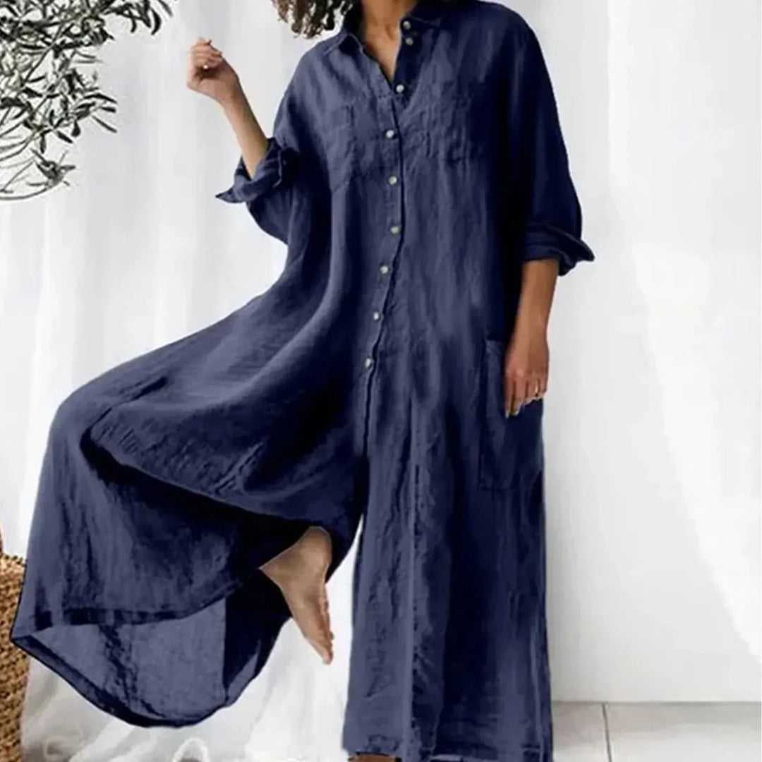 Élégante combinaison fluide femme à jambes larges, boutonnée. Parfaite pour l'été, vacances ou mode décontractée chic.