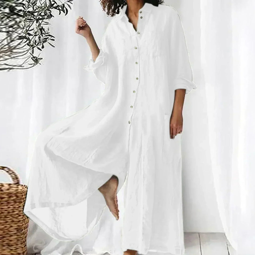 Combinaison femme boutonnée, coupe ample et jambes larges. Vêtement confortable et stylé pour le printemps-été.