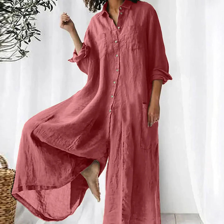 Combinaison ample femme, jambes larges pour un confort optimal. Modèle boutonnée, élégant et fluide, parfait pour l'été.