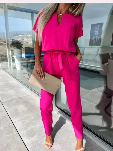 Tenue d'été femme bohème chic, combinaison fluide style Ibiza, idéale pour une soirée décontractée.