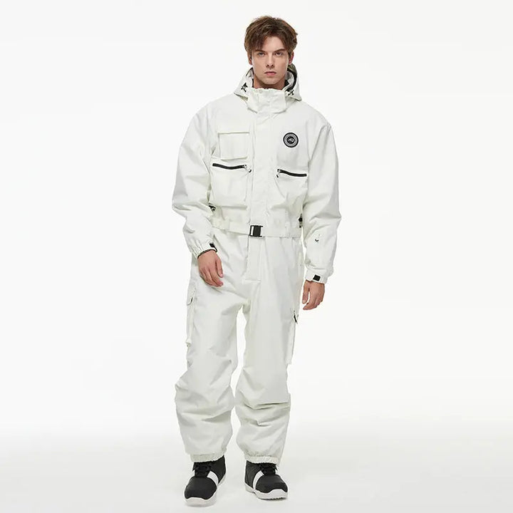 Homme en combinaison de ski chaude et imperméable, dévalant une piste, tenue parfaite pour l'hiver et la montagne.