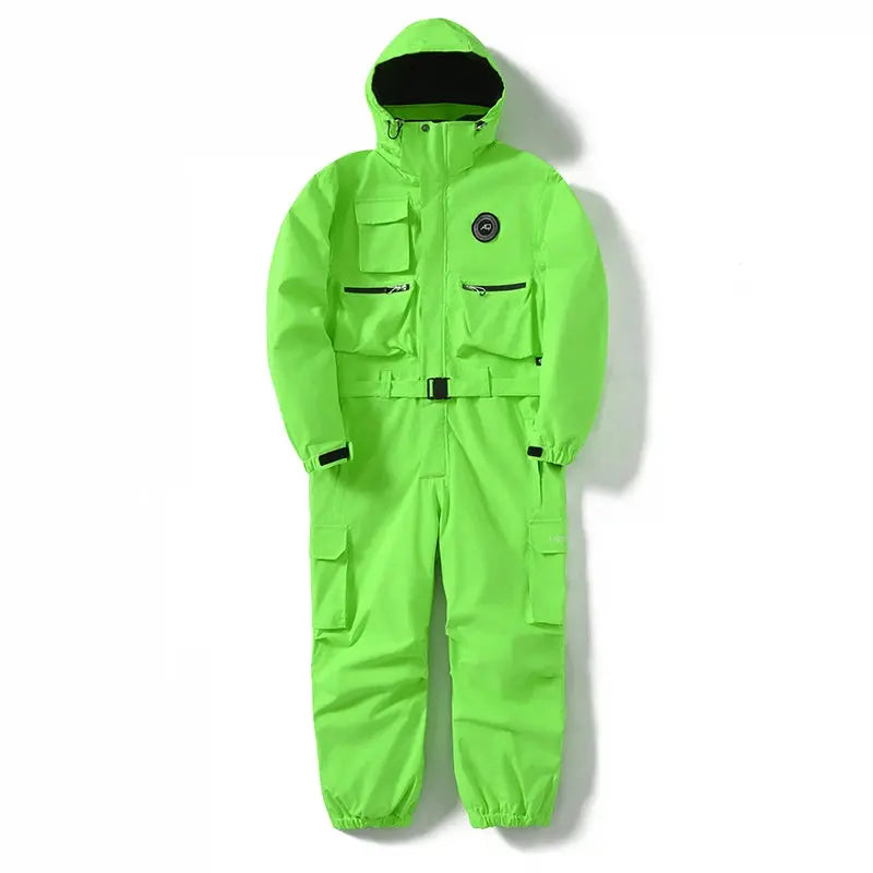 Combinaison de ski homme prête pour l'hiver, chaude, imperméable, la tenue idéale pour la montagne et les sports.