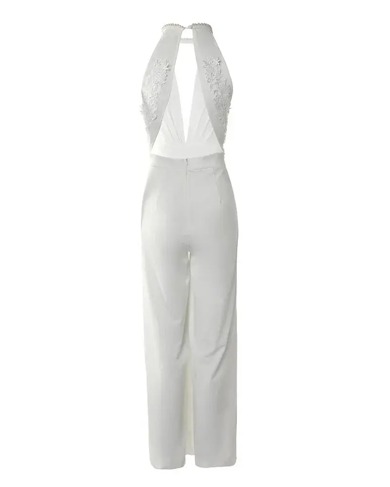 Combinaison élégante col V, jumpsuit fluide soirée chic.  Coupe moderne, idéale pour les occasions spéciales.