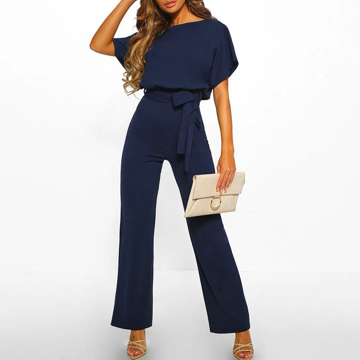 Jumpsuit femme Emma polyvalente, coupe moderne fluide, idéale pour un look élégant et confortable.