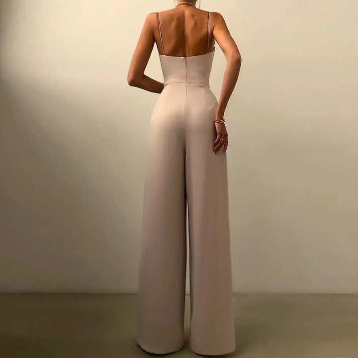 Combinaison estivale fluide, élégante.  Coupe ample, décolleté croisé, taille cintrée.  Parfait pour l'été.