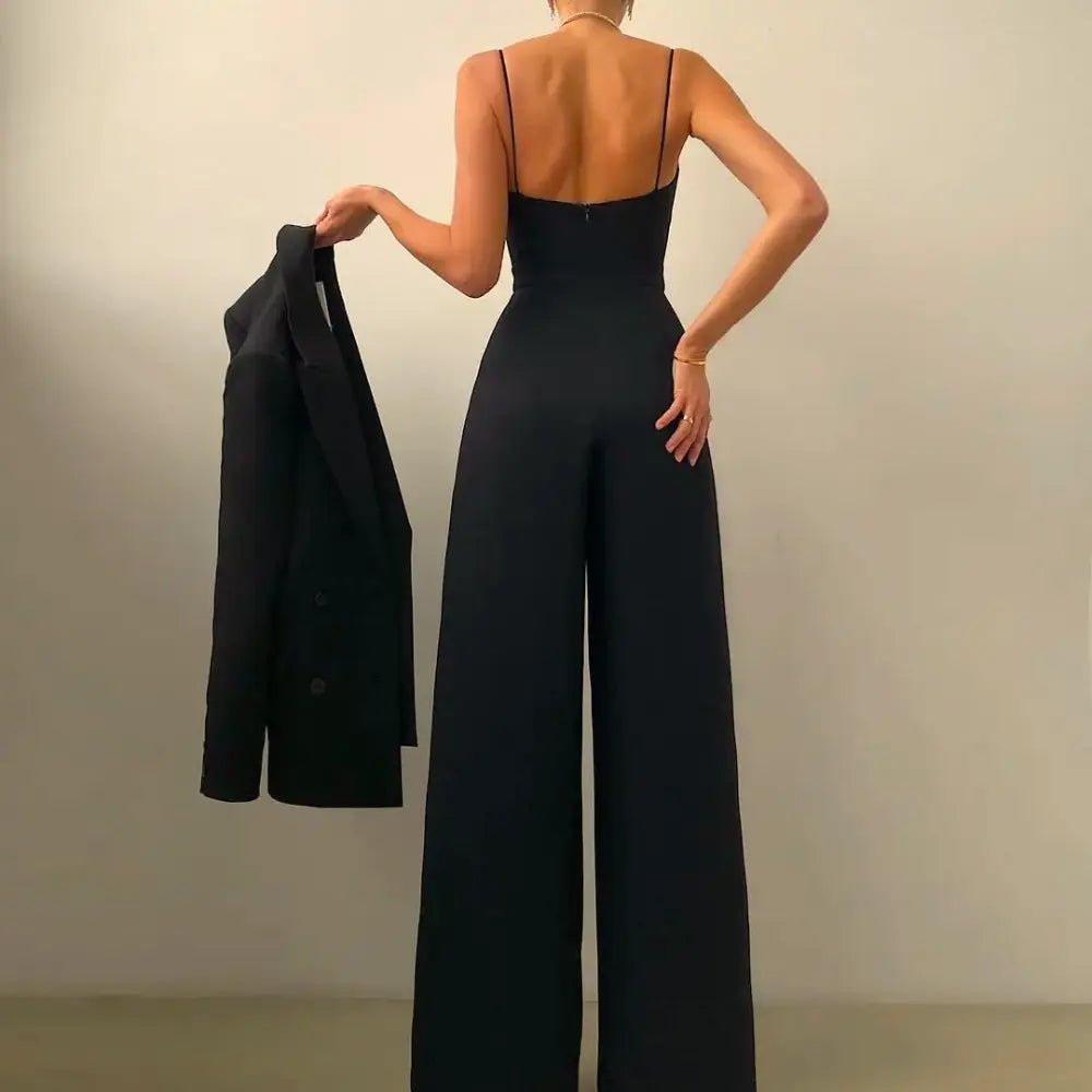 Combinaison estivale fluide, élégante.  Coupe ample, décolleté croisé, taille cintrée.  Parfait pour l'été.