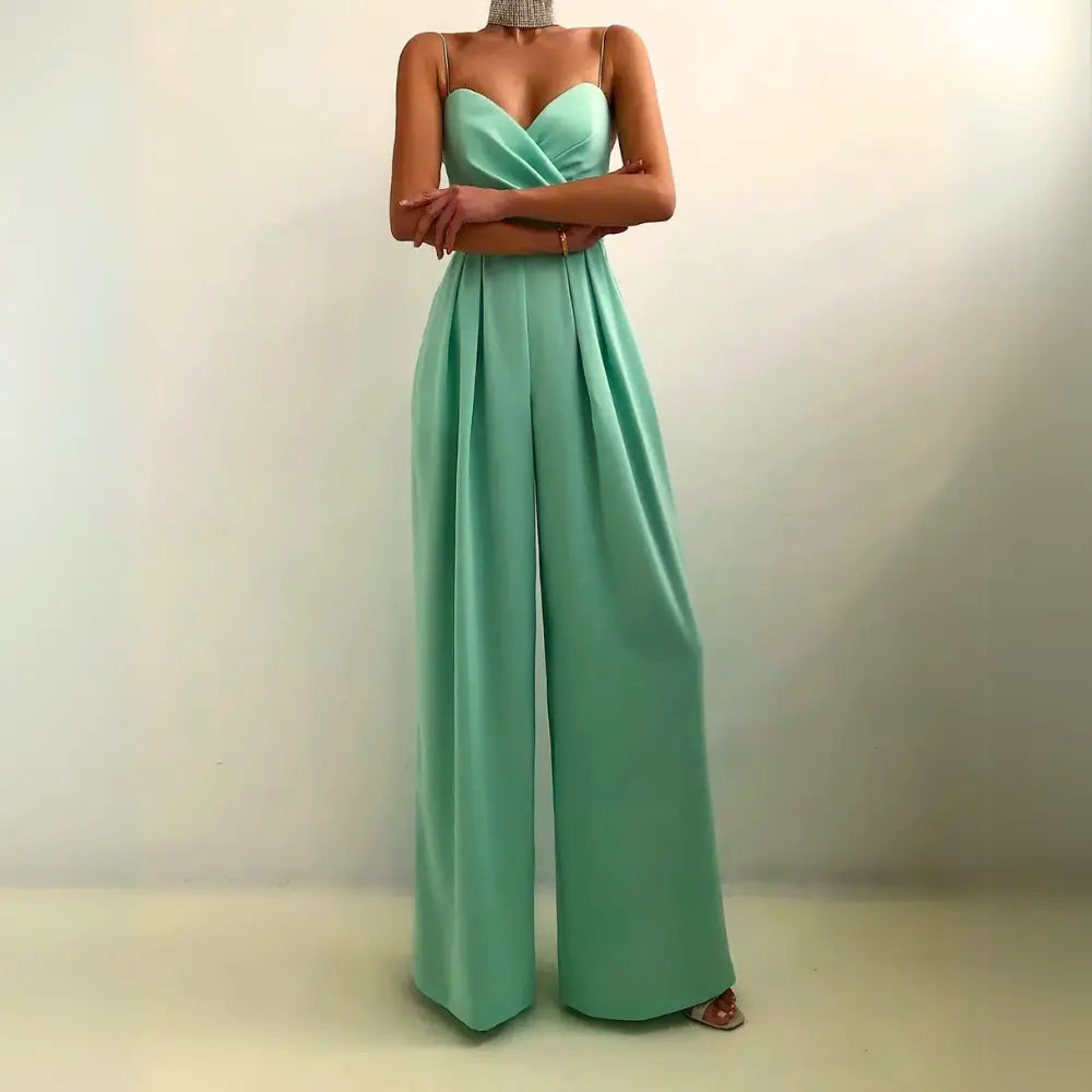 Combinaison estivale fluide, élégante.  Coupe ample, décolleté croisé, taille cintrée.  Parfait pour l'été.