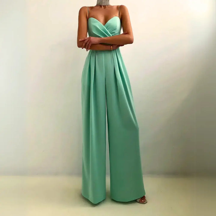 Combinaison estivale fluide, élégante.  Coupe ample, décolleté croisé, taille cintrée.  Parfait pour l'été.