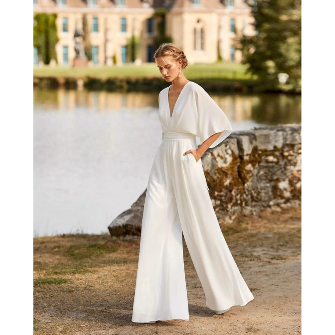 "Combinaison femme ajustée élégante en tissu fluide, coupe flatteuse, couleur tendance, confort journée et soir."