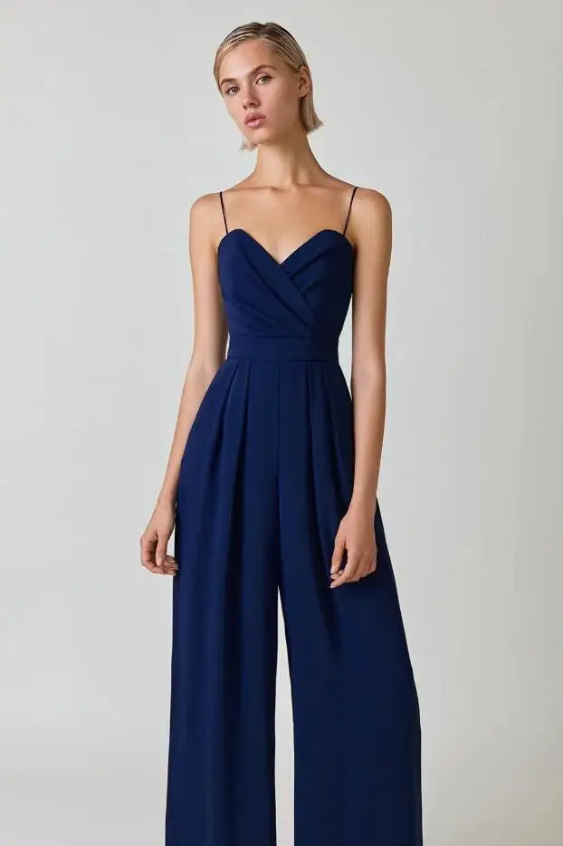 "Combinaison femme élégante, coupe raffinée et tissu luxueux pour soirées et dîners, rehaussant chaque silhouette."