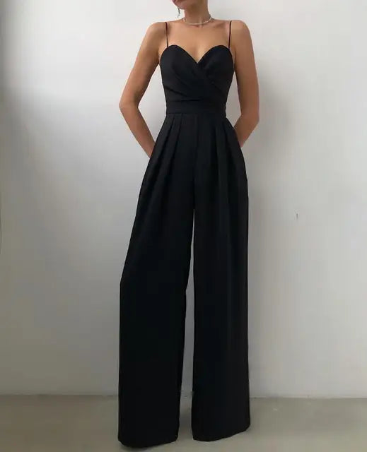 "Combinaison femme élégante, coupe raffinée et tissu luxueux pour soirées et dîners, rehaussant chaque silhouette."