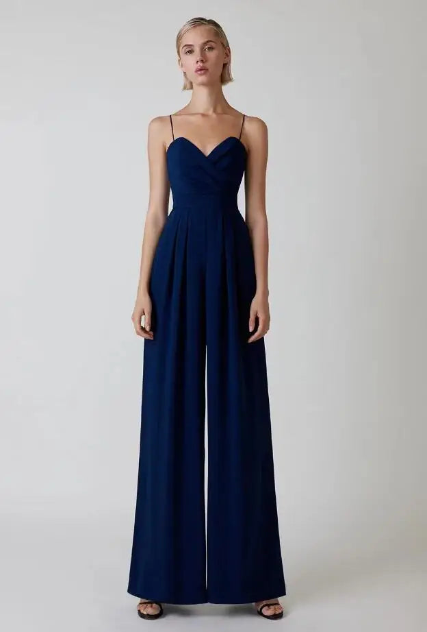 "Combinaison femme élégante, coupe raffinée et tissu luxueux pour soirées et dîners, rehaussant chaque silhouette."