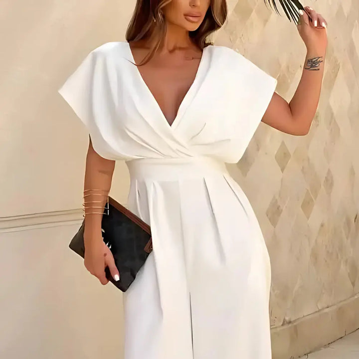 "Combinaison femme élégante large, manches papillon, tissu fluide, couleur sobre, jambes larges, taille cintrée, soirée chic"