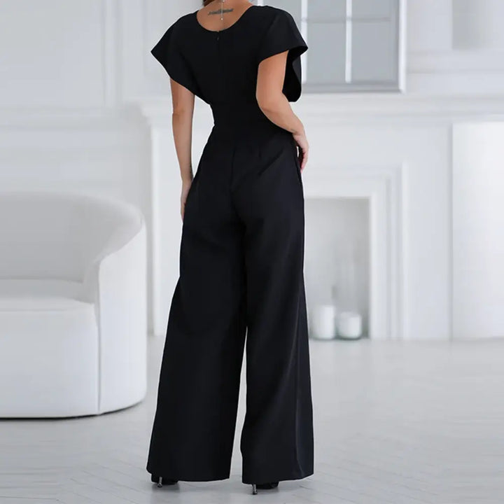"Combinaison femme élégante large, manches papillon, tissu fluide, couleur sobre, jambes larges, taille cintrée, soirée chic"