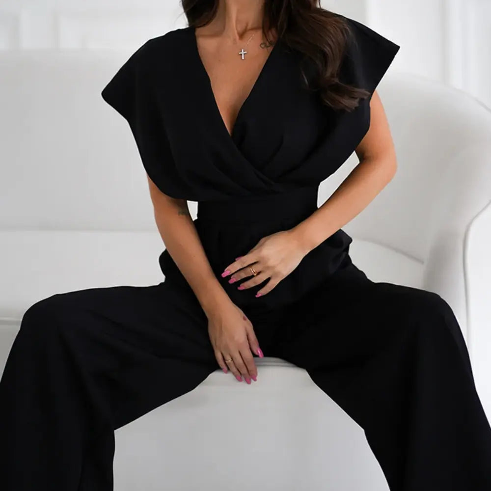 "Combinaison femme élégante large, manches papillon, tissu fluide, couleur sobre, jambes larges, taille cintrée, soirée chic"