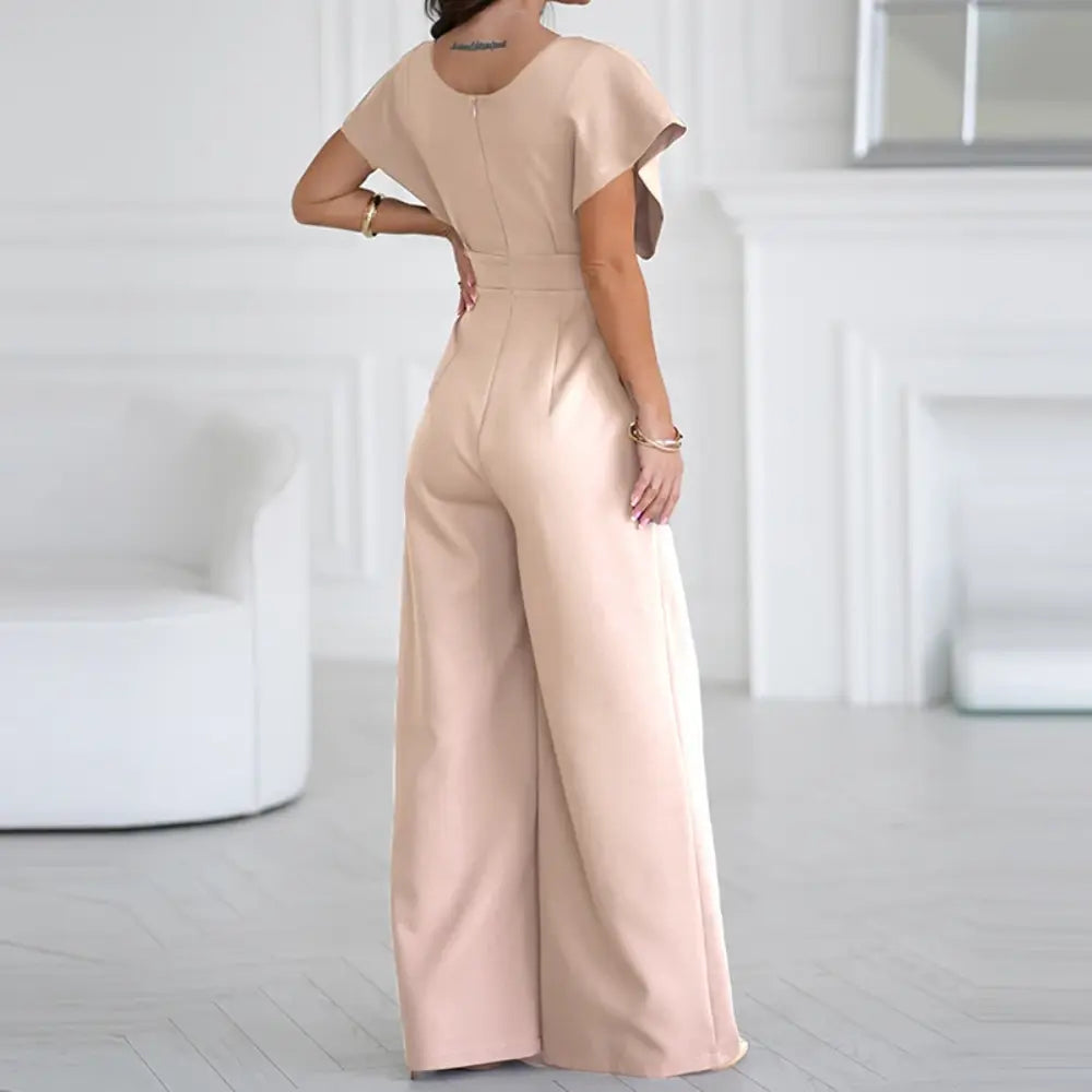 "Combinaison femme élégante large, manches papillon, tissu fluide, couleur sobre, jambes larges, taille cintrée, soirée chic"