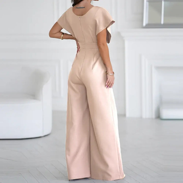 "Combinaison femme élégante large, manches papillon, tissu fluide, couleur sobre, jambes larges, taille cintrée, soirée chic"