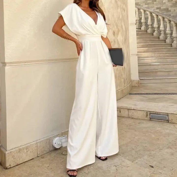 "Combinaison femme élégante large, manches papillon, tissu fluide, couleur sobre, jambes larges, taille cintrée, soirée chic"