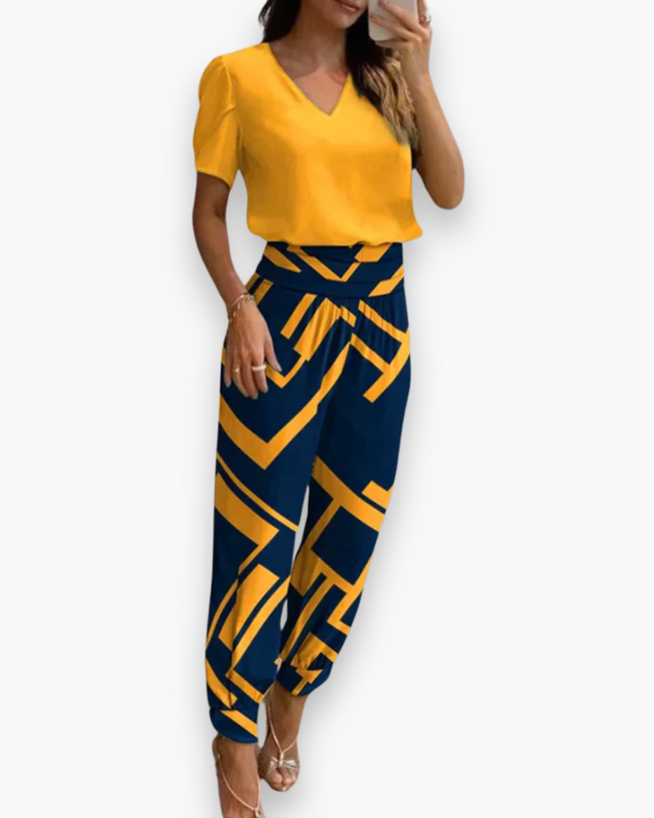 "Combinaison femme élégante moderne, ajustée, noir, col V, polyvalente, idéale pour style chic ou décontracté."
