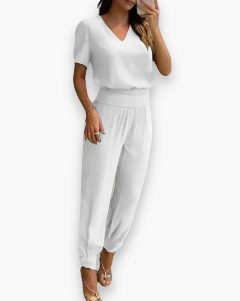 "Combinaison femme élégante moderne, ajustée, noir, col V, polyvalente, idéale pour style chic ou décontracté."