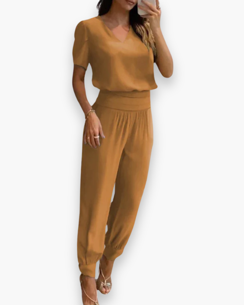 "Combinaison femme élégante moderne, ajustée, noir, col V, polyvalente, idéale pour style chic ou décontracté."